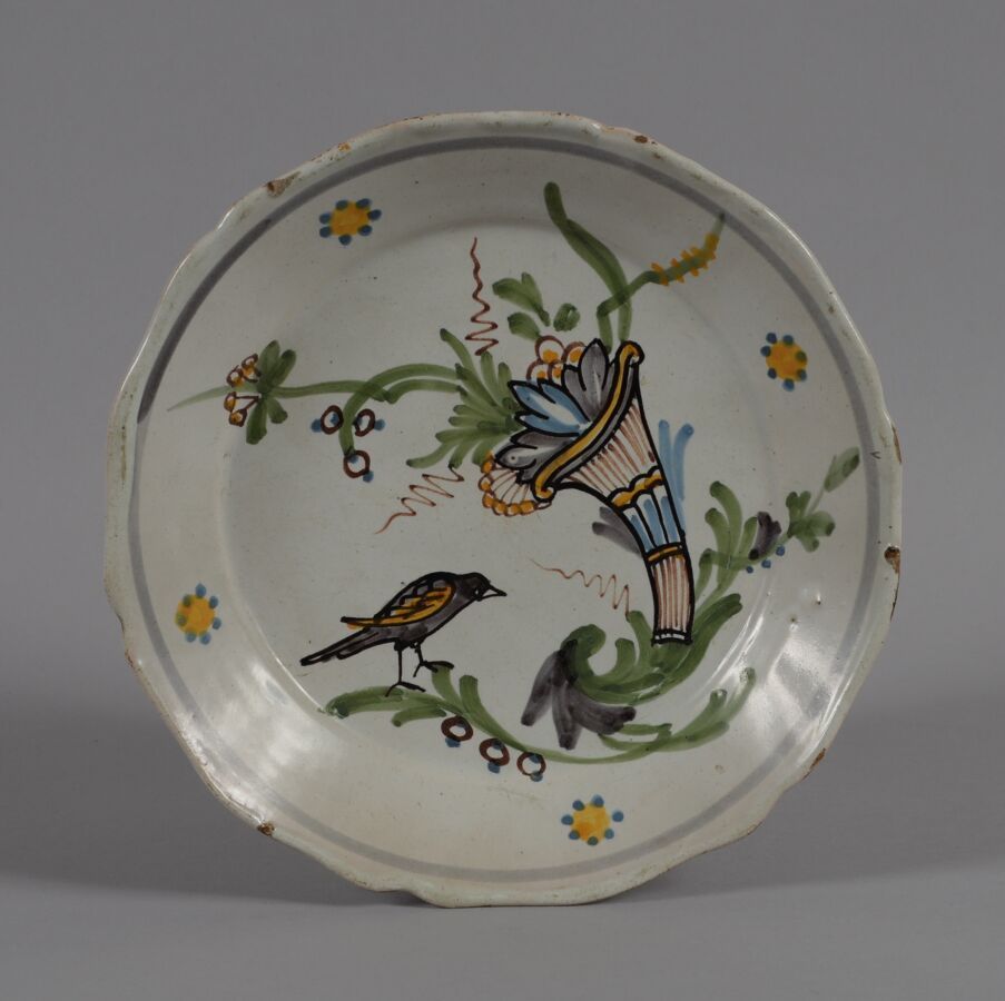 Null ǞǞǞ
一个多色陶器盘子，上面装饰着玉米花和一只栖息在枝头的鸟。
18世纪末和19世纪初
直径22.5厘米
BE，三个小碎片