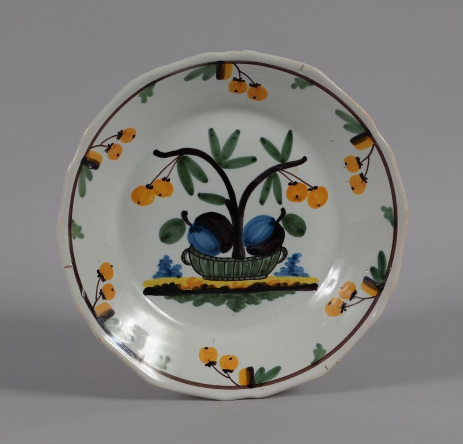 Null ǞǞǞ
一个多色陶器盘，上面装饰着一篮子的水果。
19世纪
直径22厘米
BE