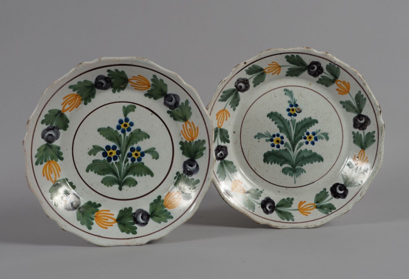 Null NEVERS
Pair of plates with contours in polychrome earthenware with floral d&hellip;