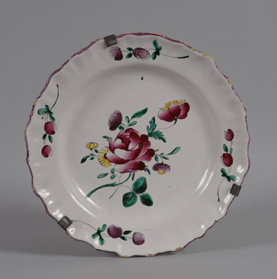 Null MOUSTIERS
Plate with scalloped edge in polychrome earthenware decorated wit&hellip;