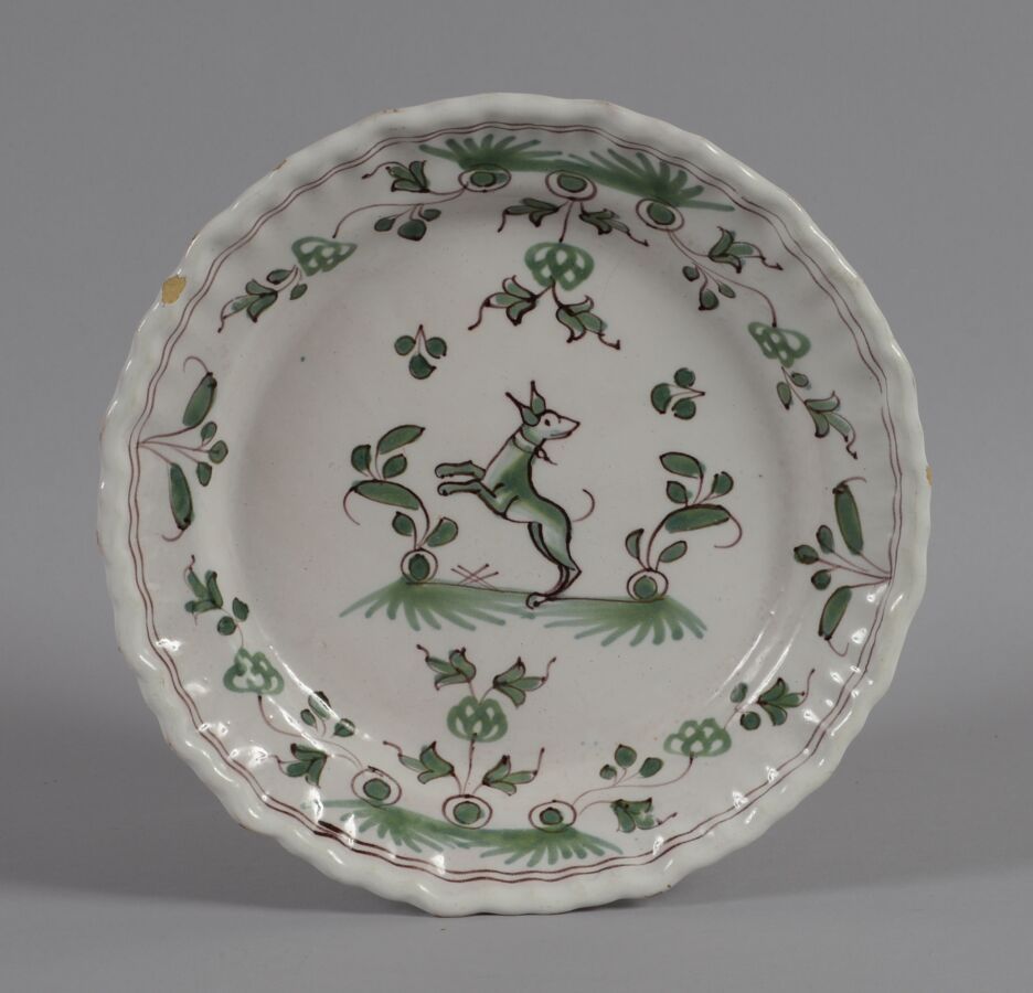 Null 波尔多 
陶器盘子，边缘有锯齿，有绿色的camaïeu装饰 "à la levrette"。
18世纪
直径24厘米
BE