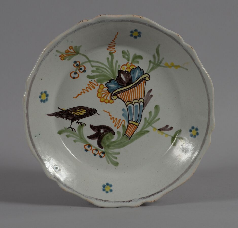 Null ǞǞǞ
一个多色陶器盘子，上面装饰着玉米花和一只鸟。
19世纪
直径23厘米
BE