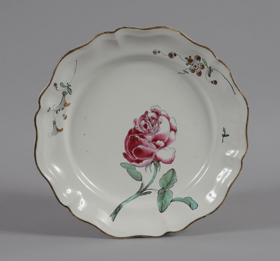 Null 斯特拉斯堡 - 约瑟夫-汉农制造
带轮廓的多色陶器盘，有玫瑰花装饰。
背面有 "H 39 "的标记
18世纪
直径24.5厘米
BE, Chips