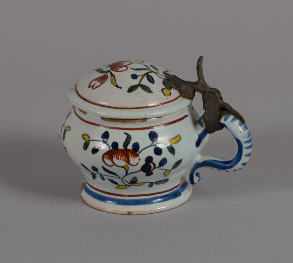 Null 冼星海
多色陶器中的芥末罐，上面装饰着鲜花。紫铜框架。
18世纪
高8.5厘米
底部有一个缺口，并且有缺口