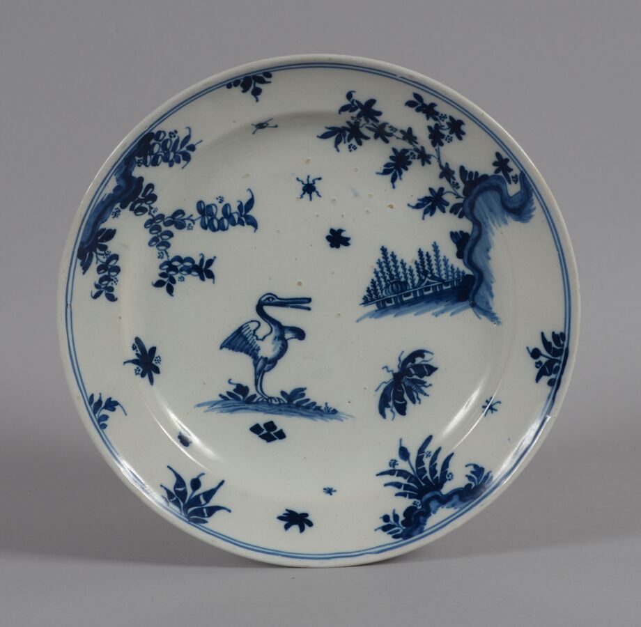 Null 马赛尔
陶器盘子，上面有蓝色的camaïeu装饰，有一个涉水者，一只蝴蝶和树枝。
Leroy制造，第十八世纪
直径23.5厘米
BE