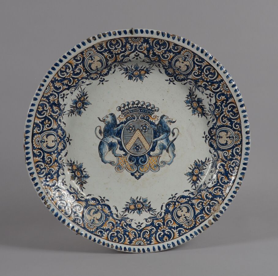 Null ROUEN
Circular dish in polychrome earthenware decorated on the wing with la&hellip;
