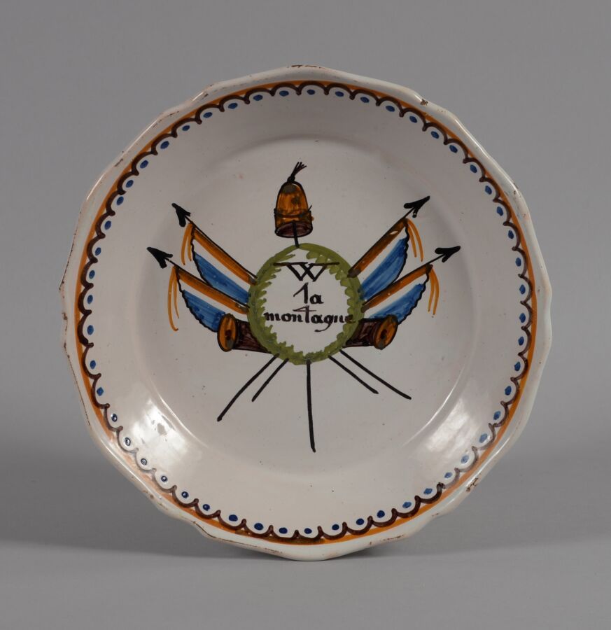 Null ǞǞǞ
多色陶器革命盘，装饰有一个四面旗帜相交的圆形框架，一个长矛，上面有一个弗里吉亚帽，上面刻有 "W la montagne"。
18世纪晚期
直&hellip;