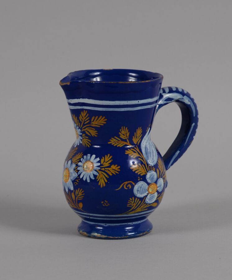 Null ǞǞǞ
小的多色陶罐，在蓝色的花背景上有固定的白色的 "波斯式 "装饰。
17世纪
高14厘米
BE，边缘有一个小缺口