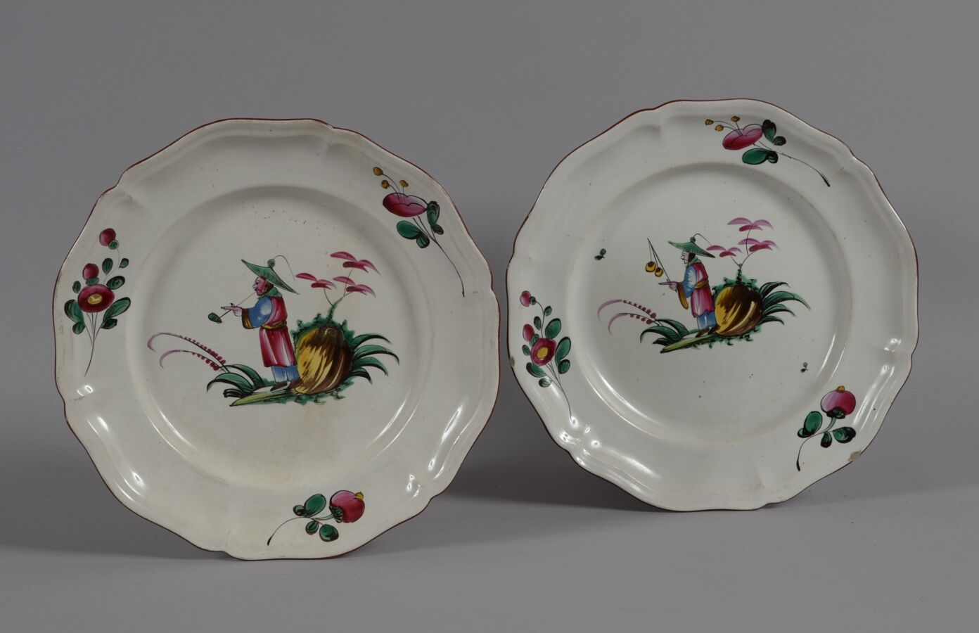 Null LUNEVILLE
两个多色陶器盘子，上面有中国人的土丘。
18世纪晚期
直径23.5厘米和24厘米
一个有两个芯片