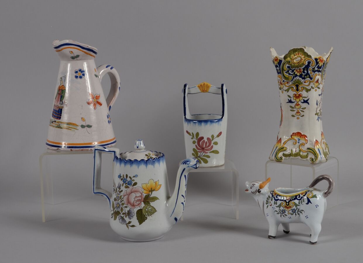 Null 夏洛尔-德弗尔
拍品包括一个Charolles多色陶罐和一个小花瓶，一个Desvres陶罐和牛，一个多色陶罐。
BE，投手上有小缺口