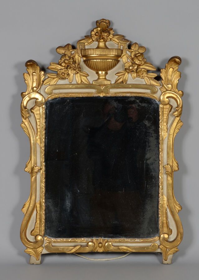 Null 镀金的木头和灰色漆面的镜子，在踏板上雕刻着花瓶和树叶。
路易十六时期
高91 - 宽60厘米