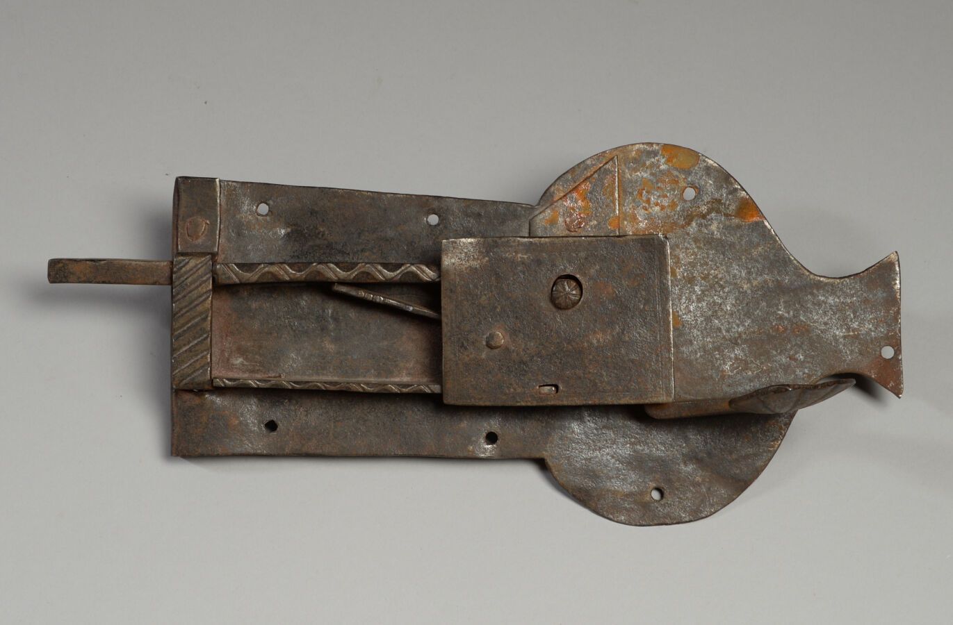 Null Serrure à loquet en fer forgé.
XVIIIème siècle
Haut. 14 - Long. 31 cm