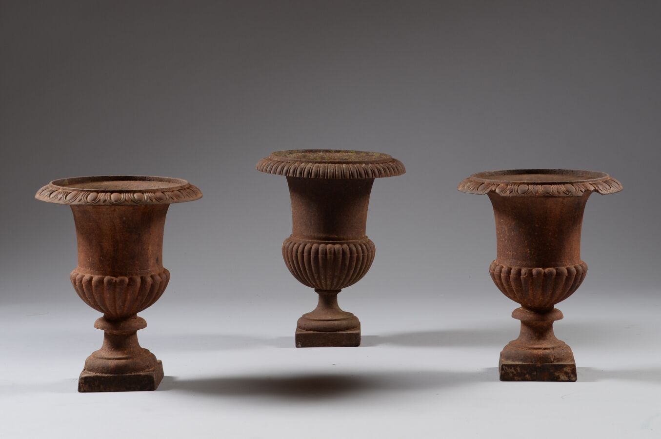 Null Ein Paar gusseiserner Mecidis-Vasen auf Sockel mit Godronendekor und einem &hellip;