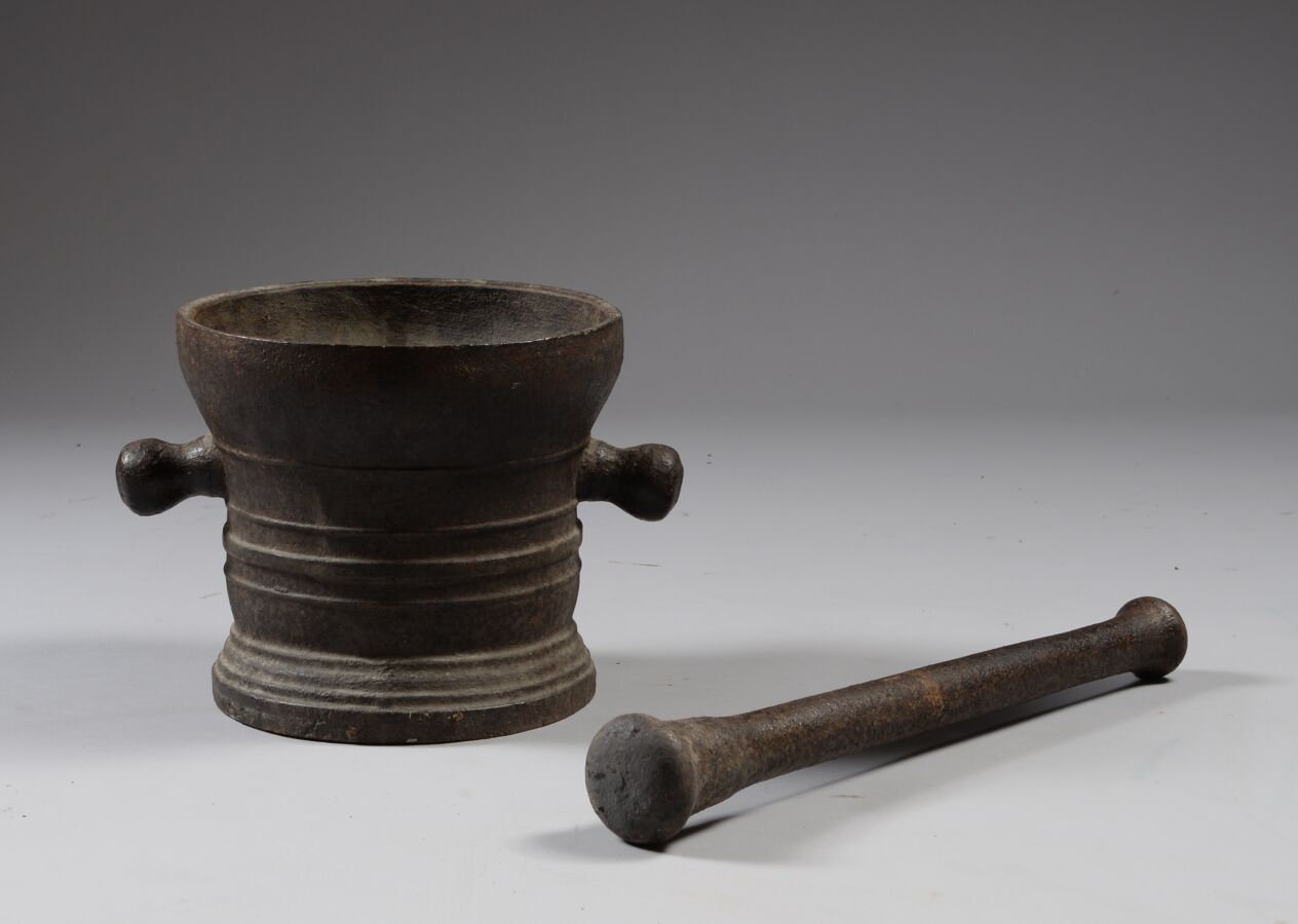 Null Large mortar with round grips and its pestle in cast bronze decorated with &hellip;