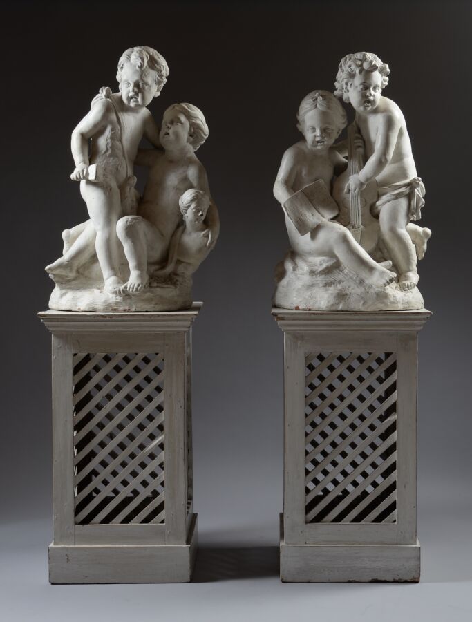 Null 两组仿大理石的铜化陶器，带有寓言式的装饰，一组是音乐，另一组是雕塑。
18世纪
高度86 - 底部宽度50厘米
在白色漆面的木鞍上。
高度总高度175&hellip;