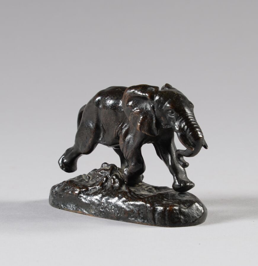 Null 安托万-路易斯-巴耶 (1795-1875) 
塞内加尔的大象 棕色铜质，在平台一侧有签名。死后铸造的缩小版。 
高6.7 - 长。台面9.3厘米