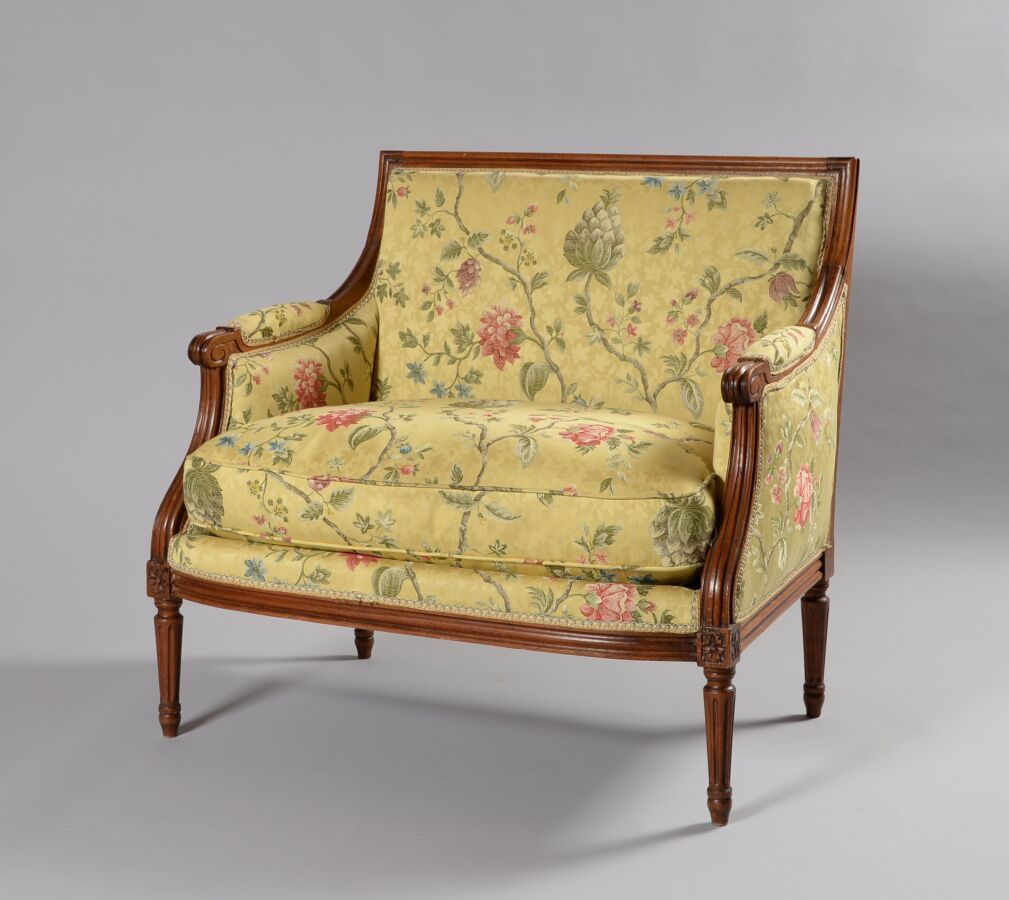 Null Marquise in molded and carved beech, the rectangular back, the armrests wit&hellip;