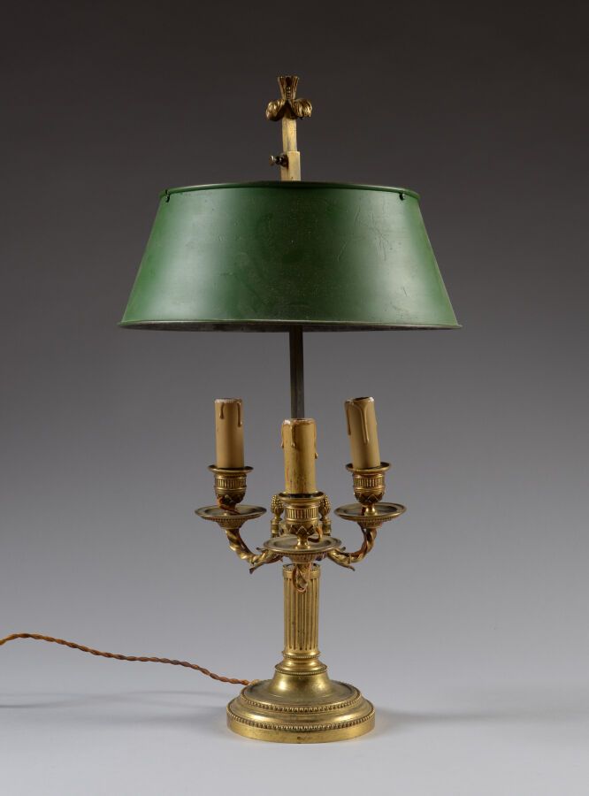 Null Lampe bouillote à trois bras de lumière en bronze doré et ciselé à décor de&hellip;