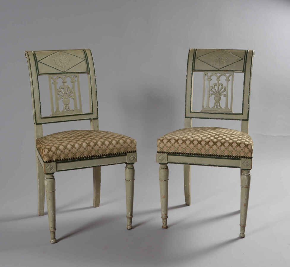Null Paire de chaises en bois relaqué vert, le dossier incurvé à décor ajouré de&hellip;