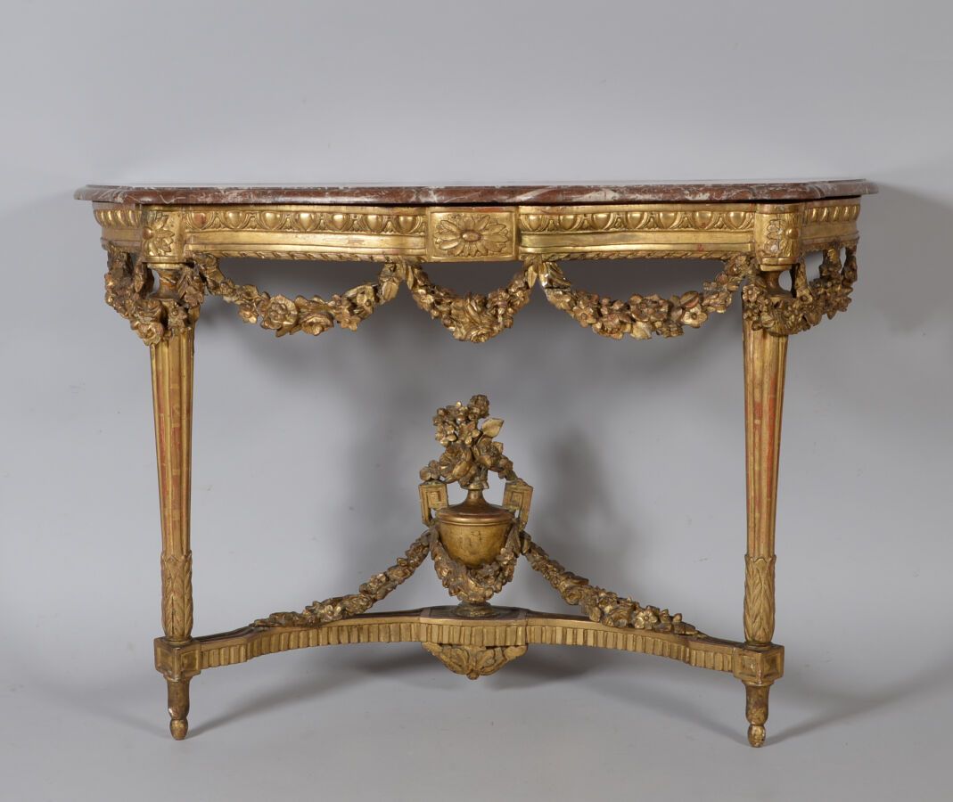 Null Three-sided curved console table in gilded carved wood, decorated with garl&hellip;