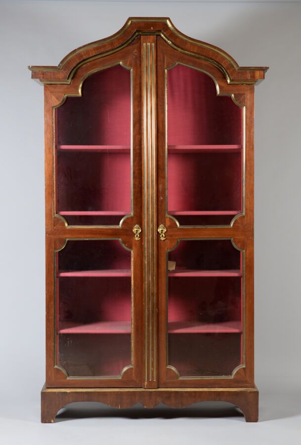 Null 红木贴面书柜，两扇玻璃门上镶嵌黄铜，弧形飞檐。
路易十四时期
高 250 - 宽 146 - 深 51 厘米
修复和黄铜缺失