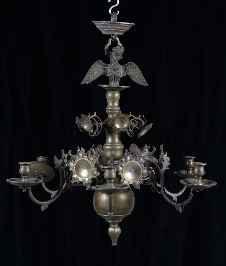 Null Lustre en bronze à six bras de lumières avec réflecteurs, sommé d'un aigle &hellip;