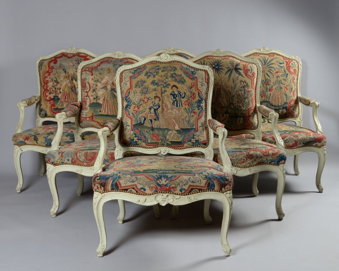 Null Suite de six fauteuils à dossier plat dit à la Reine en bois relaqué gris s&hellip;