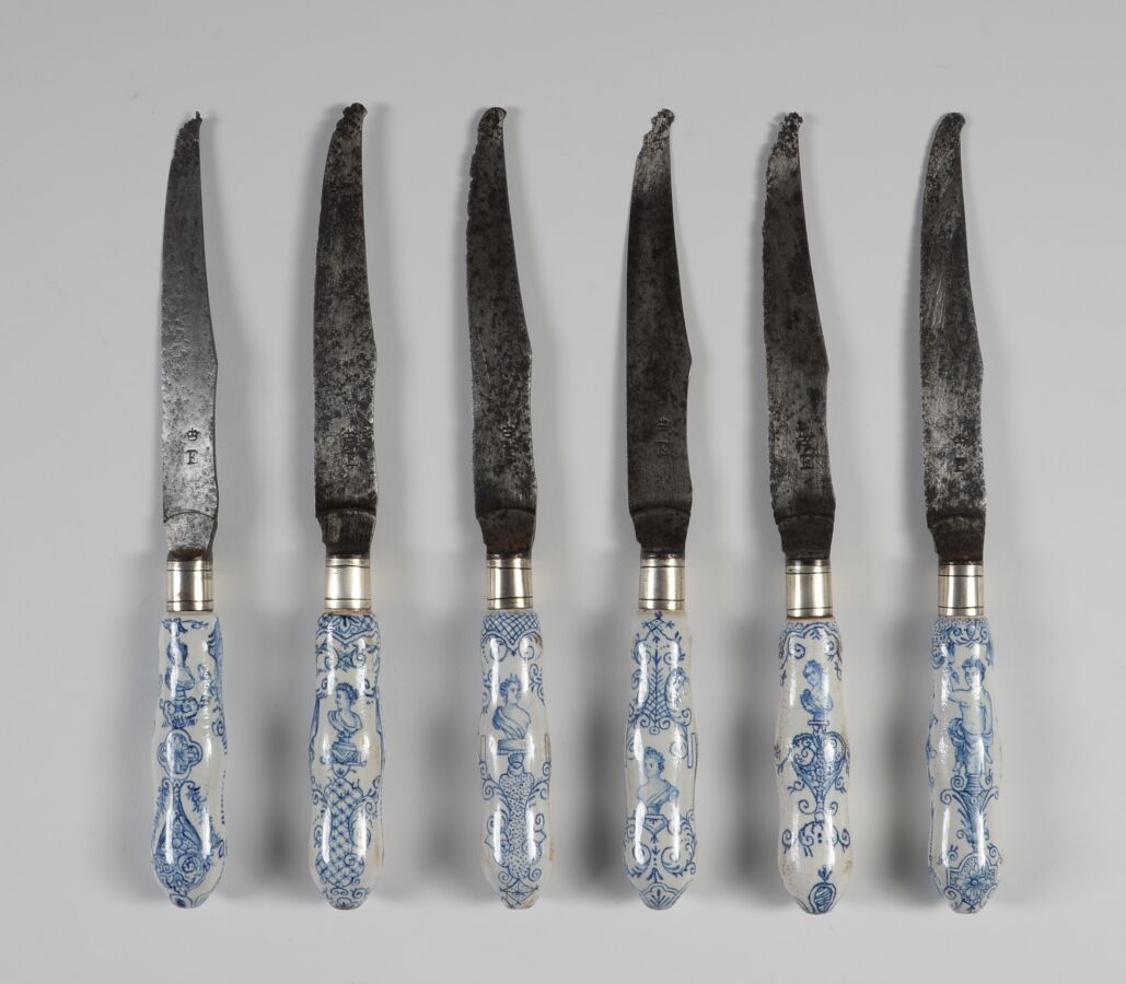 Null MOUSTIERS 
Suite de six couteaux à manche en faïence décorés à la Bérain en&hellip;