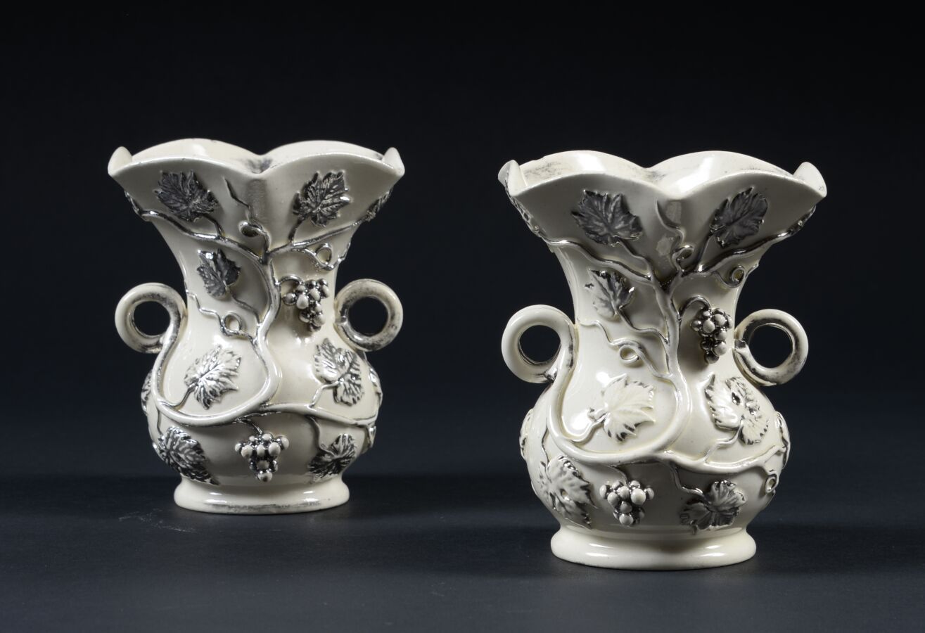 Null LANGEAIS
Paire de vases en faïence monochrome à rehauts platine, large col &hellip;