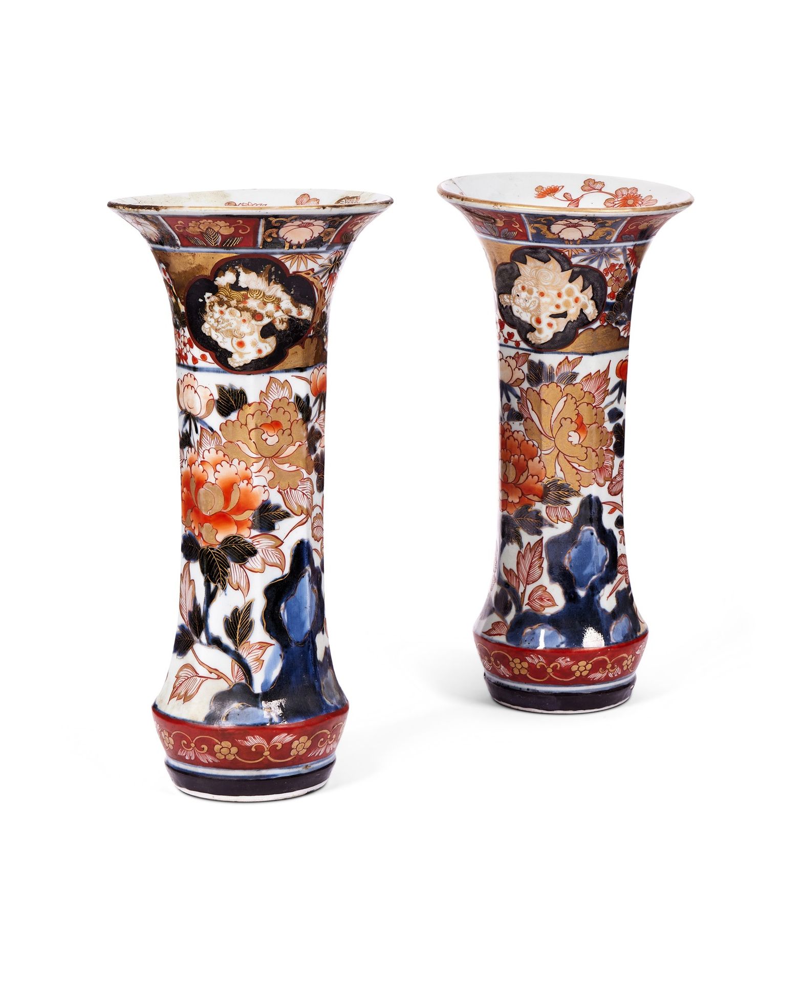 A PAIR OF JAPANESE IMARI ARITA PORCELAIN VASES, EDO PERIOD (1603-1867) EIN PAAR &hellip;