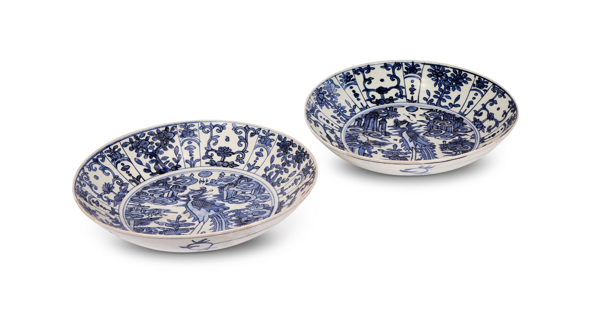 MING DYNASTY: A PAIR OF CHINESE KRAAK PORCELAIN DISHES (1573-1620) DYNASTIE MING&hellip;
