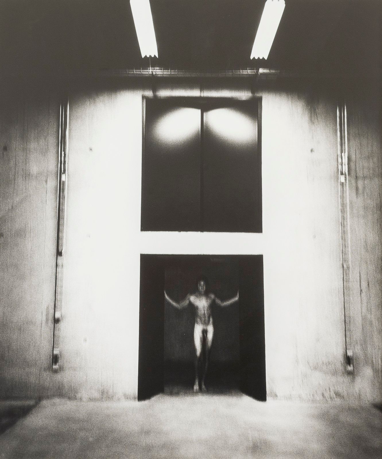 Karl LAGERFELD (1938-2019) 卡尔-拉格斐(1938-2019)

门里的裸体

银质印刷品背面有签名和献词

56x46厘米