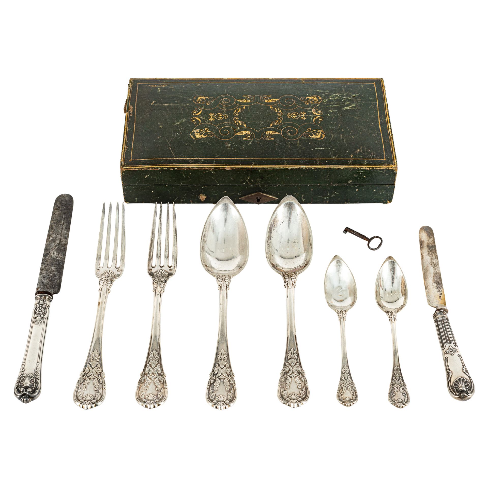 Charles Salomon Mahler 查尔斯-萨洛蒙-马勒银质打孔甜点套装。巴黎，1819-1838。

用于出口的塞雷斯冲床。包括两个勺子，两个刀子，&hellip;