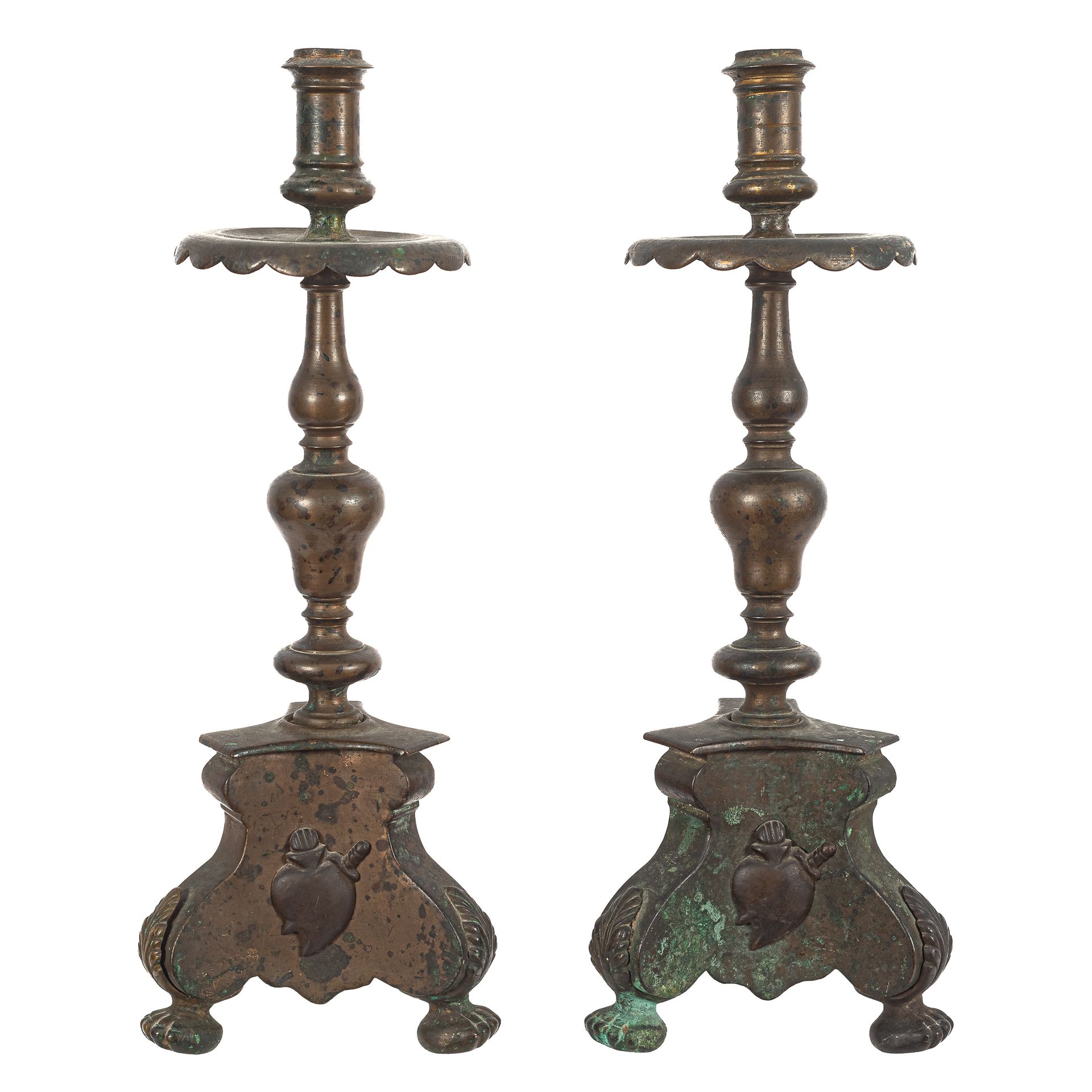 Null Pareja de candeleros en bronce, s.XIX. 
Fuste abalaustrado sobre tres pies &hellip;