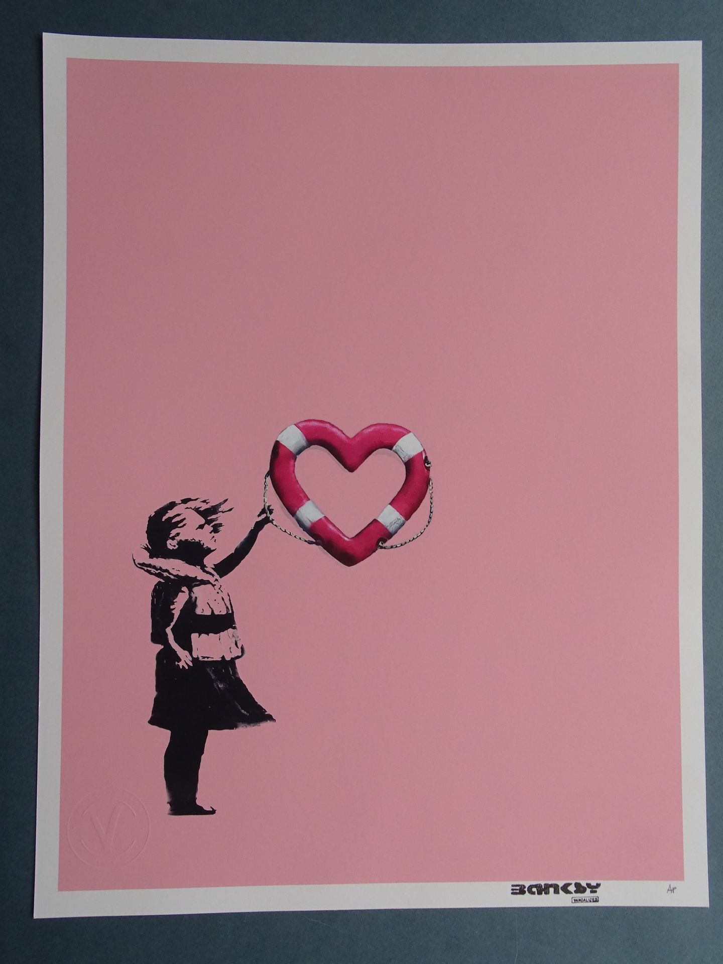 Banksy x Post Modern Vandal 班克斯x后现代破坏者

有心形花车的女孩，2021年

在博物馆质量的哈内姆勒艺术纸上印刷 - 308克&hellip;