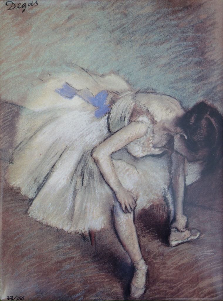Edgar Degas 埃德加-迪加斯（后）

舞蹈家调整她的拖鞋

陶瓷上的绢画

版面左上方有签名

编号为/350ex

20 x 15厘米

状况极佳
&hellip;