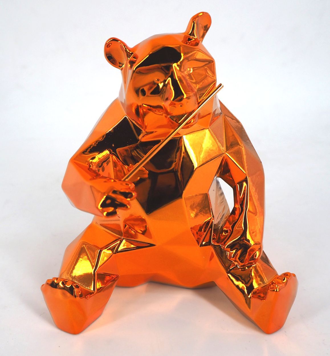 Richard Orlinski Richard ORLINSKI

熊猫精神（橙色版）



原创树脂雕塑

橙色金属光泽

13 x 11 x 6厘米

与&hellip;