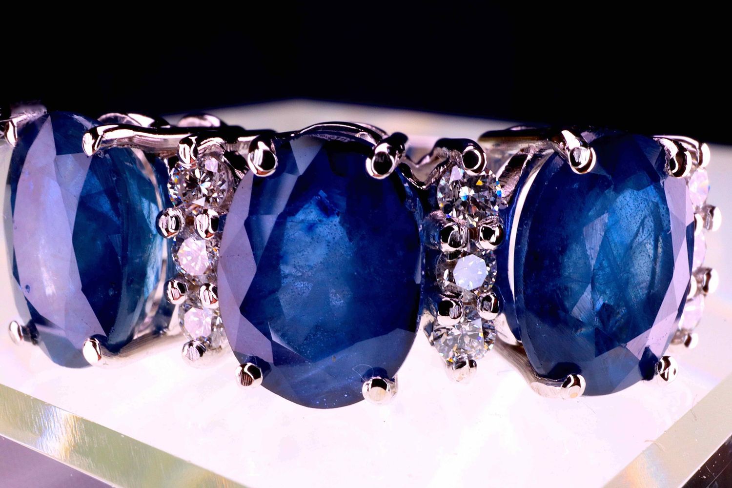 Diamant 高级珠宝。独特的戒指。3颗特殊的透明锡兰蓝宝石为3.60克拉，12颗高品质的天然钻石为0.36克拉。白金18K铺面的长度为2厘米。尺寸55可以根&hellip;
