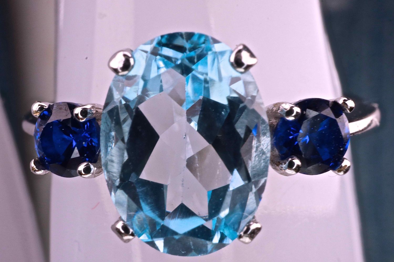 Topaze 珠宝。独特的戒指。 椭圆形透明的 "伦敦蓝 "黄宝石，重1.71克拉，周围有2颗高品质的天然透明蓝宝石，明亮式切割，重0.62克拉。白金18K52&hellip;