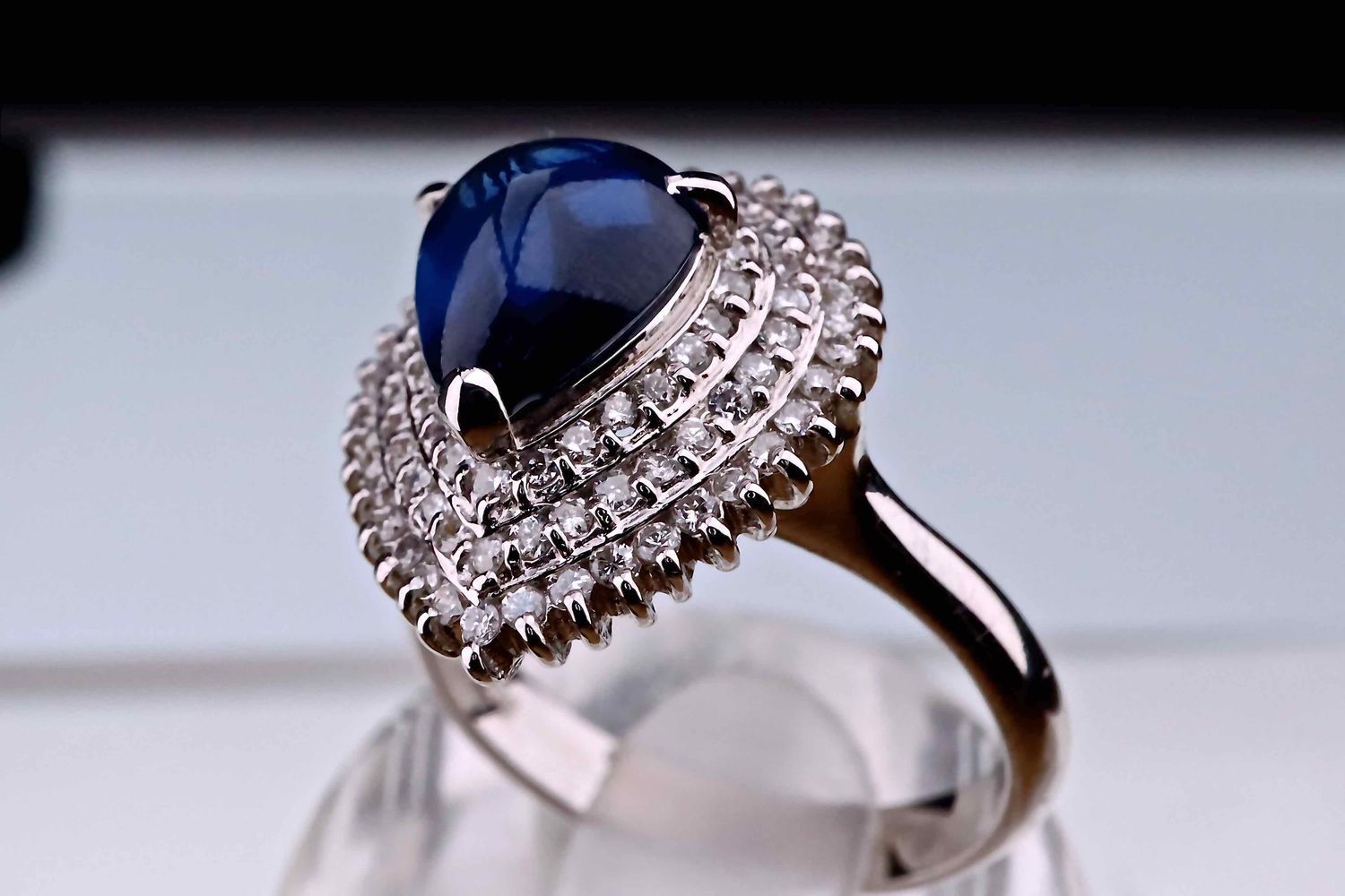 Diamant 高级珠宝。非凡的900铂金戒指，镶嵌一颗2.09克拉的实验室认证的梨形天然蓝宝石，并镶嵌3行90颗0.47克拉的天然钻石。尺寸为52（可根据要求&hellip;