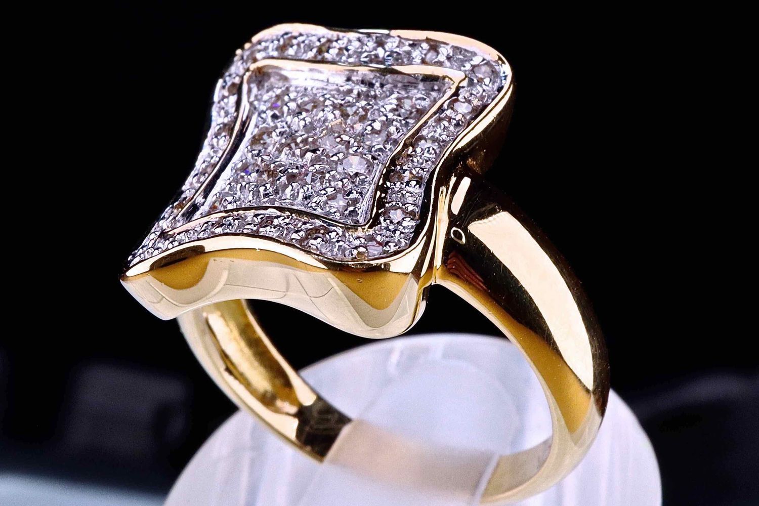 Diamant Haute Joaillerie - 设计师制作的独特作品 - 18K黄金大戒指，修长的方形图案，镶嵌天然白色明亮式切割钻石，共0.60克拉 尺&hellip;