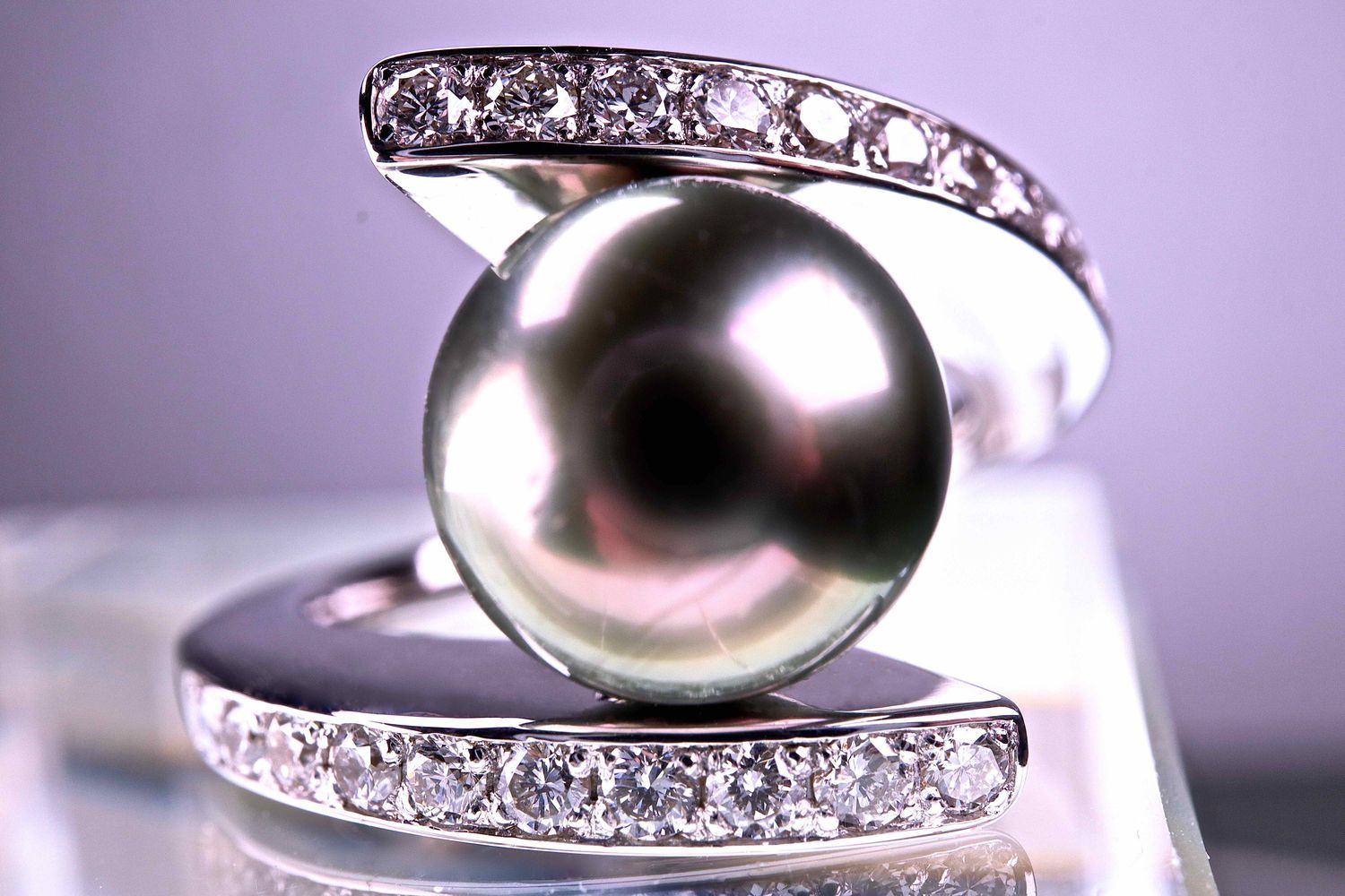 Diamant Haute Joaillerie - 独特的作品。18K白金戒指，镶嵌着一颗特殊的9.5毫米AAA级大溪地灰色养殖珍珠和两行20颗G-VVS天然&hellip;