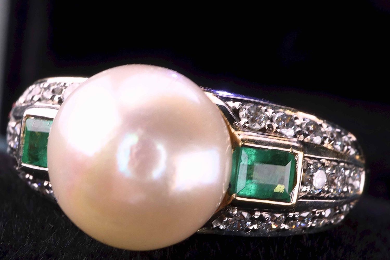 Perle 珠宝。独特的手工作品。18K黄金戒指，镶嵌了一颗9毫米的日本AAA级圆形Akoya珍珠，配以2颗来自巴西的0.40克拉的透明八角形祖母绿和三排26颗&hellip;