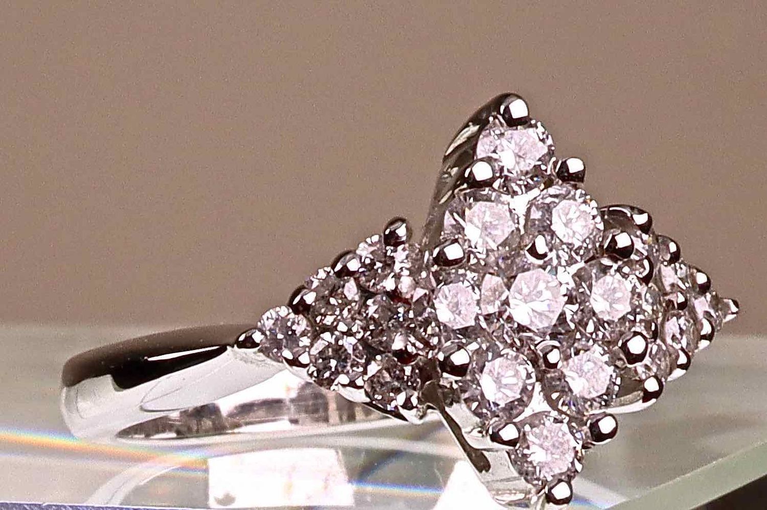 Diamant Haute Joaillerie，独特的作品。18K白金戒指，中央是由9颗钻石组成的榄尖形和2个三角形的明亮式切割钻石，价值0.80克拉。TDD&hellip;