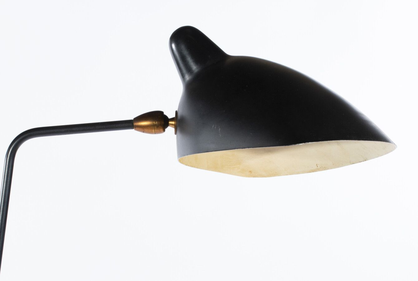 Serge MOUILLE (1922 1988) 
Lampe de parquet dite « simple » à une lumière en mét&hellip;