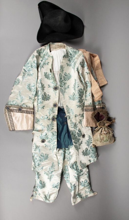 Null 18世纪风格的法国男士套装，包括带绿色花卉装饰的大马士革丝绸外套和长裤，马甲，衬衫，钱包和毡帽。
19世纪
(轻微磨损，撕裂...)