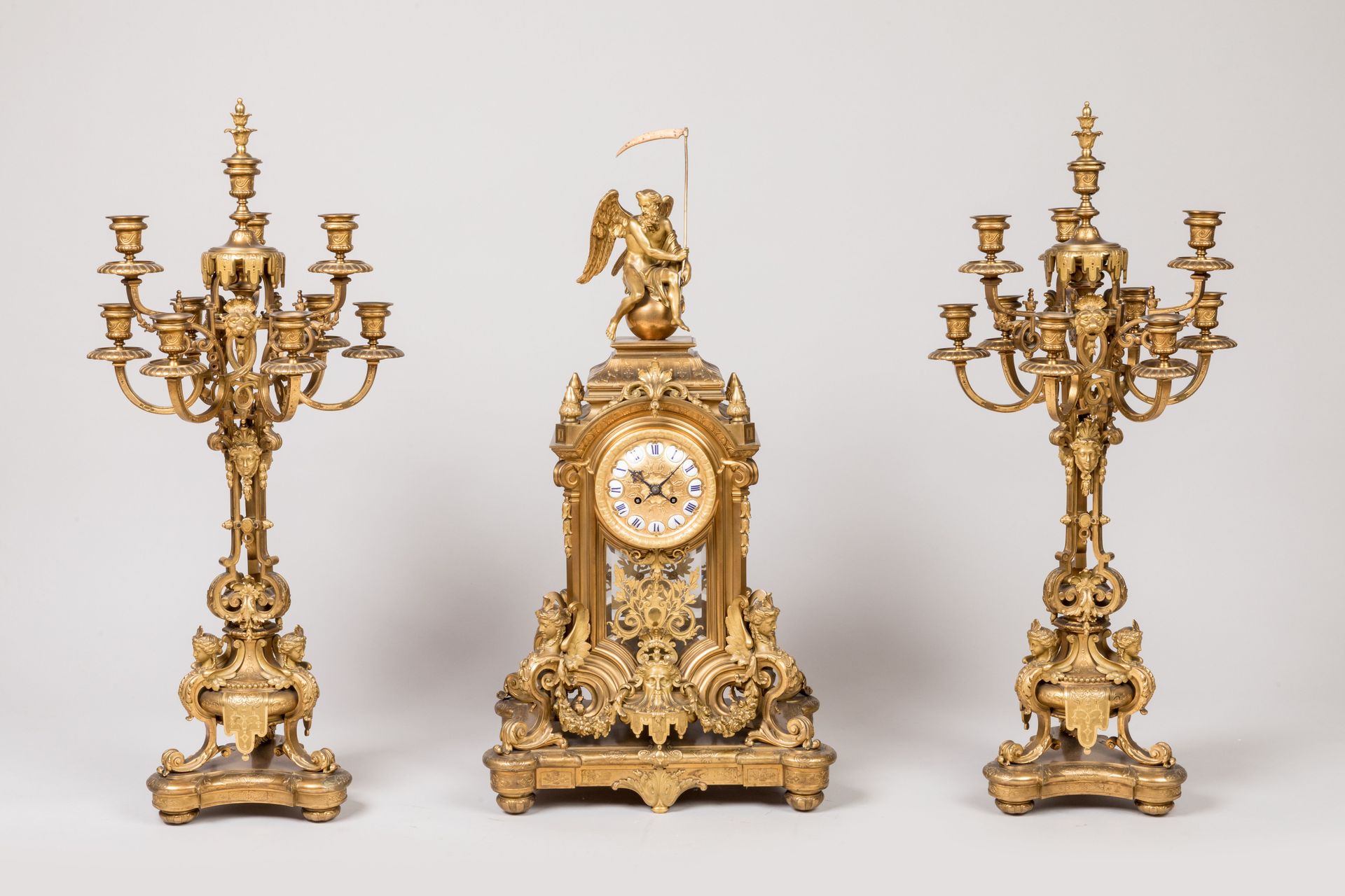 Null 
Henri HOUDEBINE (19世纪) 


带有时间大师Chronos的凿刻和镀金青铜壁炉 


这座路易十四风格的钟的顶部是一个骑在球体上&hellip;