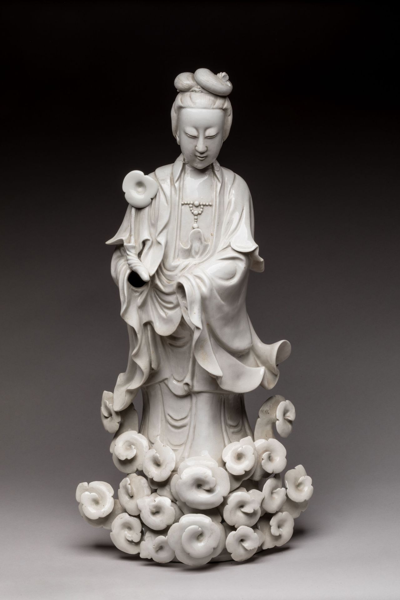 CHINE - XIXe siècle 
Statue de Guanyin en porcelaine émaillée blanc de Chine deb&hellip;