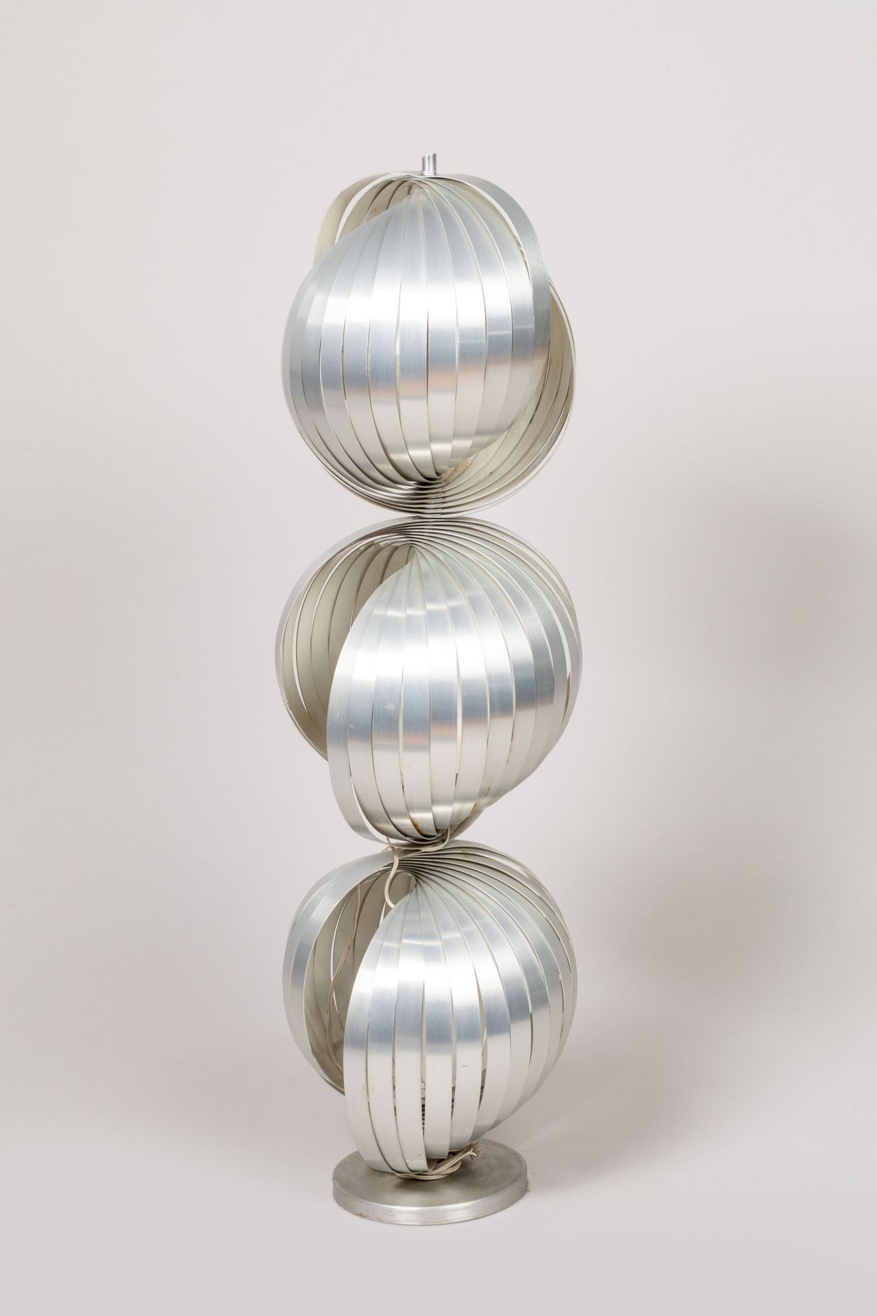 Null 
Henri MATHIEU (20世纪) 


落地灯型号 "Saturne 


钢制和铝制，由三个模块组成。 


1970's. 


身高：&hellip;