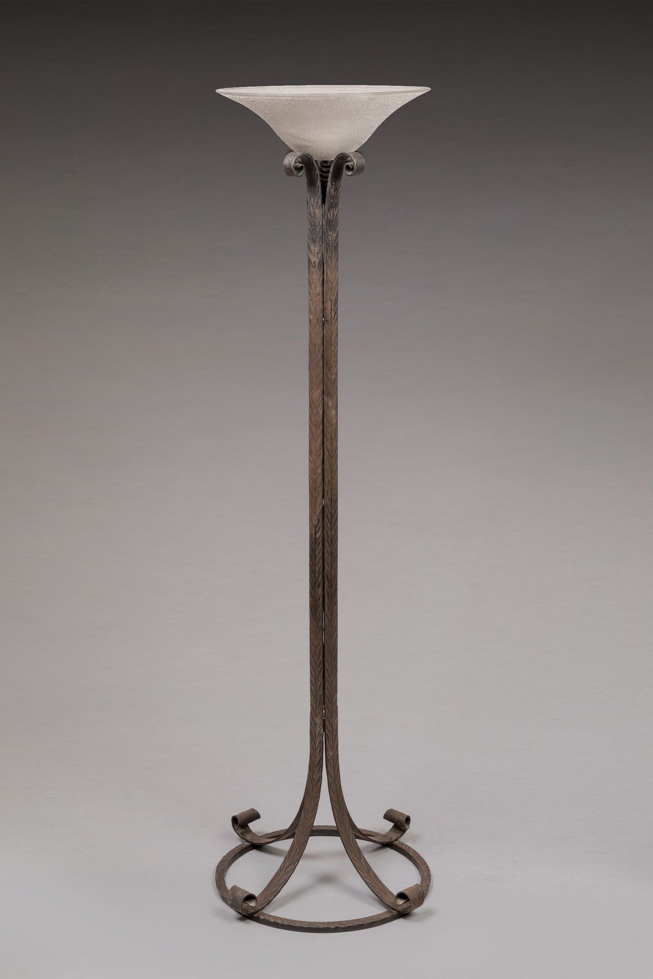 Null 
Atribuido a Paul KISS (1885-1952) 


Lámpara de pie de hierro forjado y ma&hellip;